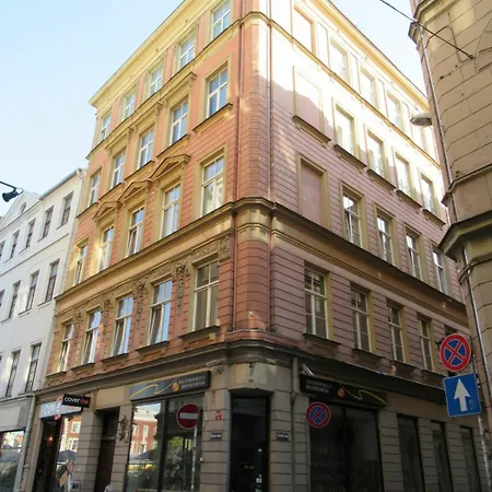 Heart Of Old 3 Bedroom By Dome Square Apartment