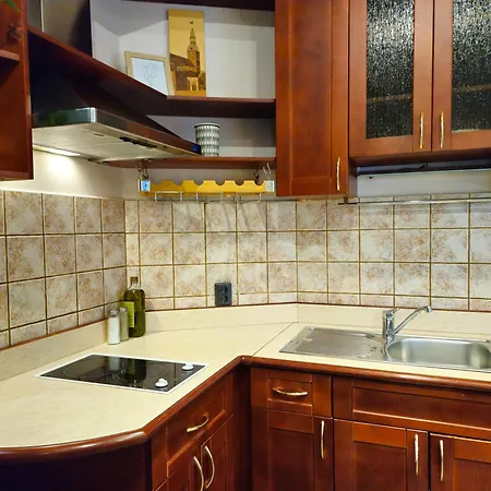 Heart Of Old 3 Bedroom By Dome Square Apartment *