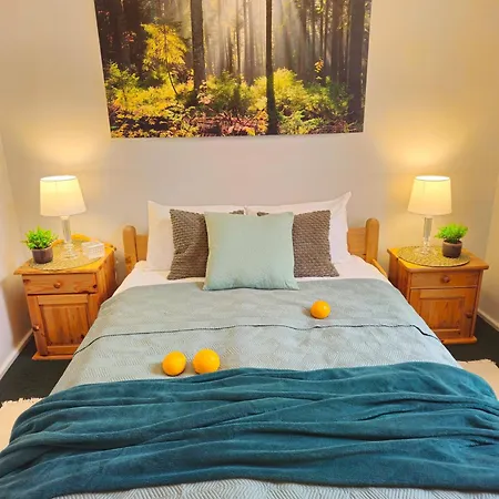 Heart Of Old 3 Bedroom By Dome Square Apartment
