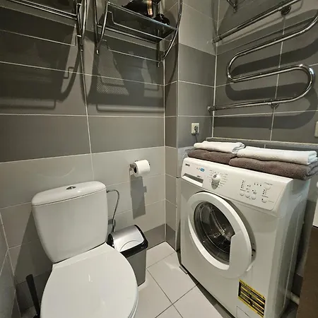 Heart Of Old 3 Bedroom By Dome Square Apartment *