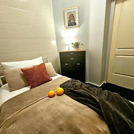 Heart Of Old 3 Bedroom By Dome Square Apartment *